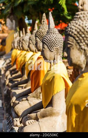 Reihe von Buddha-Skulpturen im Wat Yai Chai Mongkon in Ayutthaya, Thailand Stockfoto