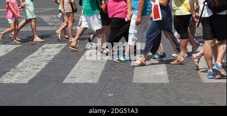 Menschenmassen, die einen Fußgängerüberweg in der Stadt überqueren Stockfoto