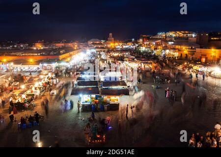 Platz Jemaa el Fna in Marrakesch, Marokko, bei Nacht Stockfoto