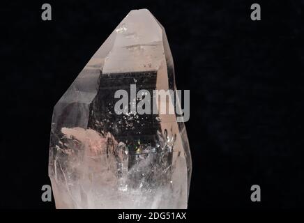 Lemurian Quartz Kristallspitze aus Brasilien isoliert auf schwarzem Hintergrund. Stockfoto