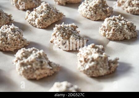 Haselnuss-und Kokosnussteig für Cookie Kochen auf EINEM BESTIMMT Blatt Backpapier Stockfoto