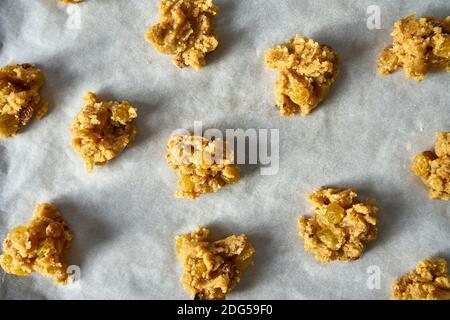 Teig Mit Rosinen Und Rum Zum Kochen Von Cookies Auf Ein Blatt Backpapier Stockfoto