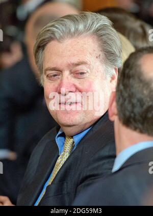 Assistent des Präsidenten und Chefstrategen Steve Bannon vor der Ankunft des US-Präsidenten Donald J. Trump für eine gemeinsame Pressekonferenz mit Premierminister Shinzo Abe aus Japan am Freitag, den 10. Februar 2017 im East Room des Weißen Hauses in Washington, DC. Die beiden Anführer sollen im Weißen Haus zu Mittag essen und mit ihren Frauen im Mar-a-Lago in Florida zu Abend essen. Foto von Ron Sachs / CNP/ABACAPRESS.COM Stockfoto