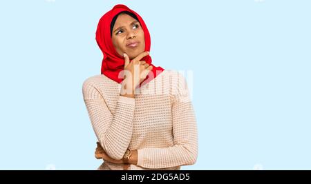 Junge afroamerikanische Frau trägt traditionelle islamische Hijab Schal denken besorgt über eine Frage, besorgt und nervös mit der Hand auf dem Kinn Stockfoto