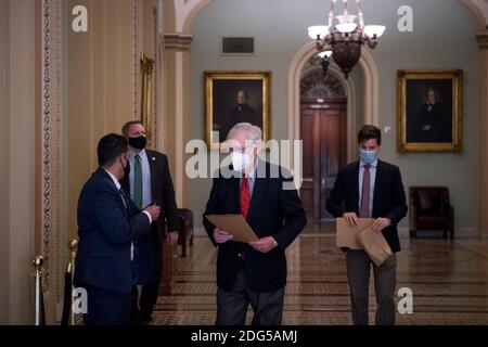 Washington, Vereinigte Staaten Von Amerika. Dezember 2020. Der Mehrheitsführer des Senats der Vereinigten Staaten, Mitch McConnell (Republikaner von Kentucky), macht seinen Weg zur Senatskammer im US-Kapitol, während der Senat für den Tag in Washington, DC tagt., Montag, 7. Dezember 2020. Quelle: Rod Lampey/CNP Credit: dpa/Alamy Live News Stockfoto
