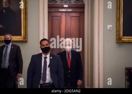 Washington, Vereinigte Staaten Von Amerika. Dezember 2020. Der Mehrheitsführer des Senats der Vereinigten Staaten, Mitch McConnell (Republikaner von Kentucky), macht seinen Weg zur Senatskammer im US-Kapitol, während der Senat für den Tag in Washington, DC tagt., Montag, 7. Dezember 2020. Quelle: Rod Lampey/CNP Credit: dpa/Alamy Live News Stockfoto