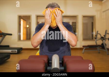 Mann, Gesicht mit einem Tuch abwischen, nach dem training Stockfoto