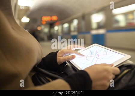 Tablet in weiblichen Händen zeigen u-Bahn-Karte im Untergrund Stockfoto