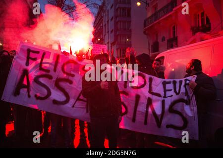 Demonstranten halten ein Transparent mit der Aufschrift "Cops, Vergewaltiger, Mörder", während sich Menschen während einer Demonstration versammeln, um Unterstützung für einen 22-jährigen Jugendarbeiter zu zeigen, der nur als Theo identifiziert wurde, nachdem er am 2. Februar 15 im Pariser Stadtteil Barbes Rochechouart 2017 angegriffen wurde. Foto von Eliot Blondt/ABACAPRESS.COM Stockfoto