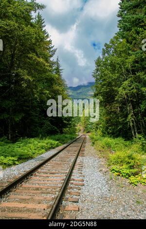 Bahnstraßenüberquerung in der Nähe von Brandywine Falls. Cenic Coastal British Columbia, Kanada. Brandywine Falls liegt am Meer zum Himmel Autobahn zwischen Vancou Stockfoto