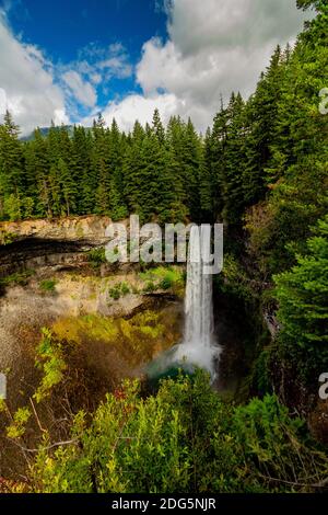 Spektakuläre Show der Natur - Brandywine fällt. Malerische Küste British Columbia, Kanada. Brandywine Falls ist auf dem Meer zu Himmel Autobahn zwischen gelegen Stockfoto