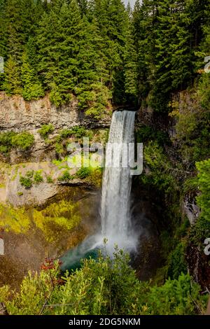 Wasser sprudelt das Tal hinunter - Brandywine fällt. Malerische Küste British Columbia, Kanada. Brandywine Falls liegt auf dem Meer zum Himmel Autobahn dazwischen Stockfoto