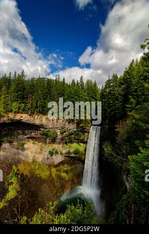 Ein heller Himmel schmückt die Szene der Brandywine-Wasserfälle. Malerische Küste British Columbia, Kanada. Brandywine Falls ist auf dem Meer zu Himmel Autobahn sein Stockfoto