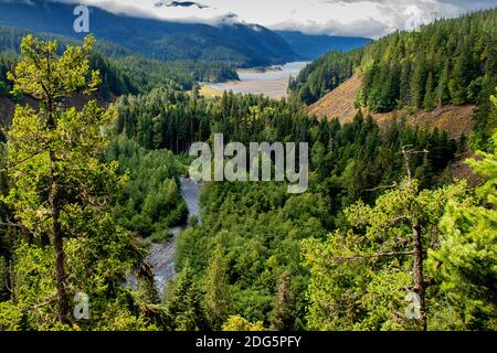 Weg des Flusses durch das Tal. Malerische Küste British Columbia, Kanada. Brandywine Falls liegt auf dem Sea to Sky Highway zwischen Vancouver Stockfoto