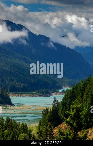 Hohe Berge und Wolken definieren das Brandywine Tal. Malerische Küste British Columbia, Kanada. Brandywine Falls liegt am Meer zum Himmel hoch Stockfoto