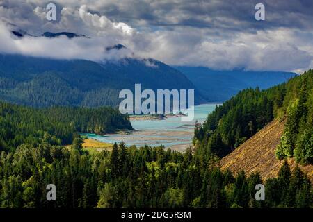 Dicke Wolken über den schneebedeckten Bergen im Brandywine Tal. Malerische Küste British Columbia, Kanada. Brandywine Falls liegt am Meer Stockfoto