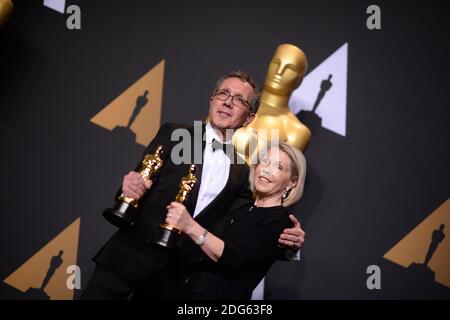(L-R) der Produktionsdesigner David Wasco und die Art Director Sandy Reynolds-Wasco, Gewinner des Preises für das beste Produktionsdesign für "La La Land", posieren im Presseraum während der 89. Annual Academy Awards im Hollywood & Highland Center am 26. Februar 2017 in Los Angeles, CA, USA. Foto von Lionel Hahn/ABACAPRESS.COM Stockfoto