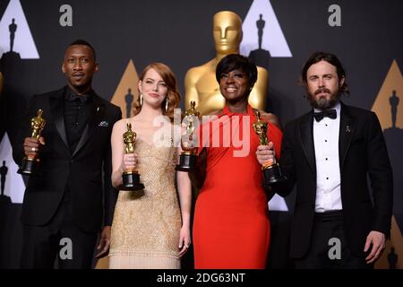 (L-R) Schauspieler Mahershala Ali, Gewinnerin der besten Nebendarstellerin für "Moonlight", Emma Stone, Gewinnerin der besten Schauspielerin für "La La Land", Viola Davis, Gewinnerin der besten Nebendarstellerin für "Fences", Und Casey Affleck, Gewinnerin des Best Actor for 'Manchester by the Sea', im Pressesaal bei der 89. Oscar-Verleihung im Dolby Theater in Los Angeles, CA, USA, 26. Februar 2017. Foto von Lionel Hahn/ABACAPRESS.COM Stockfoto