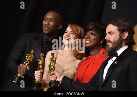 (L-R) Schauspieler Mahershala Ali, Gewinnerin der besten Nebendarstellerin für "Moonlight", Emma Stone, Gewinnerin der besten Schauspielerin für "La La Land", Viola Davis, Gewinnerin der besten Nebendarstellerin für "Fences", Und Casey Affleck, Gewinnerin des Best Actor for 'Manchester by the Sea', im Pressesaal bei der 89. Oscar-Verleihung im Dolby Theater in Los Angeles, CA, USA, 26. Februar 2017. Foto von Lionel Hahn/ABACAPRESS.COM Stockfoto