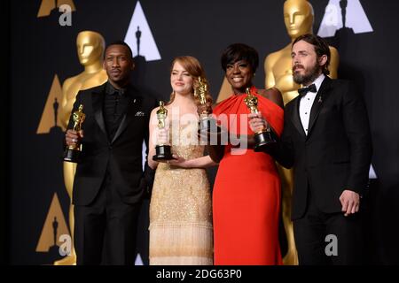 (L-R) Schauspieler Mahershala Ali, Gewinnerin der besten Nebendarstellerin für "Moonlight", Emma Stone, Gewinnerin der besten Schauspielerin für "La La Land", Viola Davis, Gewinnerin der besten Nebendarstellerin für "Fences", Und Casey Affleck, Gewinnerin des Best Actor for 'Manchester by the Sea', im Pressesaal bei der 89. Oscar-Verleihung im Dolby Theater in Los Angeles, CA, USA, 26. Februar 2017. Foto von Lionel Hahn/ABACAPRESS.COM Stockfoto