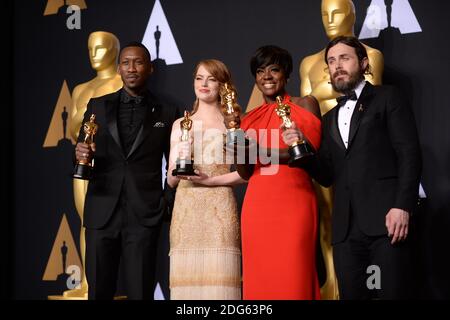 (L-R) Schauspieler Mahershala Ali, Gewinnerin der besten Nebendarstellerin für "Moonlight", Emma Stone, Gewinnerin der besten Schauspielerin für "La La Land", Viola Davis, Gewinnerin der besten Nebendarstellerin für "Fences", Und Casey Affleck, Gewinnerin des Best Actor for 'Manchester by the Sea', im Pressesaal bei der 89. Oscar-Verleihung im Dolby Theater in Los Angeles, CA, USA, 26. Februar 2017. Foto von Lionel Hahn/ABACAPRESS.COM Stockfoto