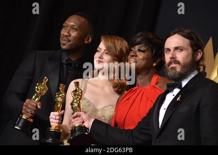 (L-R) Schauspieler Mahershala Ali, Gewinnerin der besten Nebendarstellerin für "Moonlight", Emma Stone, Gewinnerin der besten Schauspielerin für "La La Land", Viola Davis, Gewinnerin der besten Nebendarstellerin für "Fences", Und Casey Affleck, Gewinnerin des Best Actor for 'Manchester by the Sea', im Pressesaal bei der 89. Oscar-Verleihung im Dolby Theater in Los Angeles, CA, USA, 26. Februar 2017. Foto von Lionel Hahn/ABACAPRESS.COM Stockfoto