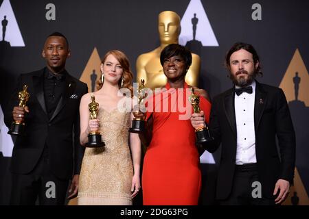 (L-R) Schauspieler Mahershala Ali, Gewinnerin der besten Nebendarstellerin für "Moonlight", Emma Stone, Gewinnerin der besten Schauspielerin für "La La Land", Viola Davis, Gewinnerin der besten Nebendarstellerin für "Fences", Und Casey Affleck, Gewinnerin des Best Actor for 'Manchester by the Sea', im Pressesaal bei der 89. Oscar-Verleihung im Dolby Theater in Los Angeles, CA, USA, 26. Februar 2017. Foto von Lionel Hahn/ABACAPRESS.COM Stockfoto