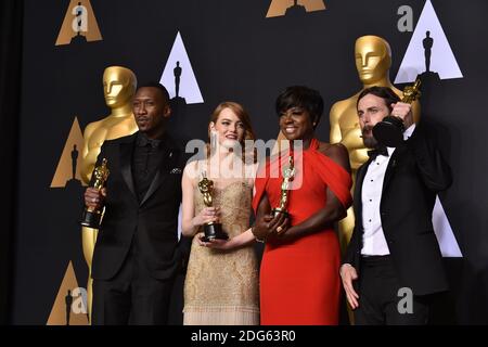 (L-R) Schauspieler Mahershala Ali, Gewinnerin der besten Nebendarstellerin für "Moonlight", Emma Stone, Gewinnerin der besten Schauspielerin für "La La Land", Viola Davis, Gewinnerin der besten Nebendarstellerin für "Fences", Und Casey Affleck, Gewinnerin des Best Actor for 'Manchester by the Sea', im Pressesaal bei der 89. Oscar-Verleihung im Dolby Theater in Los Angeles, CA, USA, 26. Februar 2017. Foto von Lionel Hahn/ABACAPRESS.COM Stockfoto