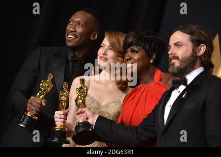 (L-R) Schauspieler Mahershala Ali, Gewinnerin der besten Nebendarstellerin für "Moonlight", Emma Stone, Gewinnerin der besten Schauspielerin für "La La Land", Viola Davis, Gewinnerin der besten Nebendarstellerin für "Fences", Und Casey Affleck, Gewinnerin des Best Actor for 'Manchester by the Sea', im Pressesaal bei der 89. Oscar-Verleihung im Dolby Theater in Los Angeles, CA, USA, 26. Februar 2017. Foto von Lionel Hahn/ABACAPRESS.COM Stockfoto