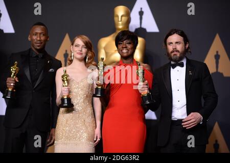 (L-R) Schauspieler Mahershala Ali, Gewinnerin der besten Nebendarstellerin für "Moonlight", Emma Stone, Gewinnerin der besten Schauspielerin für "La La Land", Viola Davis, Gewinnerin der besten Nebendarstellerin für "Fences", Und Casey Affleck, Gewinnerin des Best Actor for 'Manchester by the Sea', im Pressesaal bei der 89. Oscar-Verleihung im Dolby Theater in Los Angeles, CA, USA, 26. Februar 2017. Foto von Lionel Hahn/ABACAPRESS.COM Stockfoto