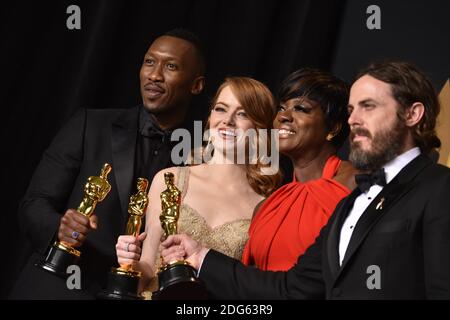 (L-R) Schauspieler Mahershala Ali, Gewinnerin der besten Nebendarstellerin für "Moonlight", Emma Stone, Gewinnerin der besten Schauspielerin für "La La Land", Viola Davis, Gewinnerin der besten Nebendarstellerin für "Fences", Und Casey Affleck, Gewinnerin des Best Actor for 'Manchester by the Sea', im Pressesaal bei der 89. Oscar-Verleihung im Dolby Theater in Los Angeles, CA, USA, 26. Februar 2017. Foto von Lionel Hahn/ABACAPRESS.COM Stockfoto