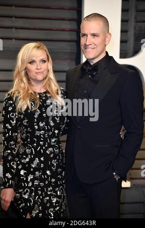 Reese Witherspoon und Jim Toth nehmen an der Vanity Fair Oscar Party 2017 Teil, die am 26. Februar 2017 die 89. Jährlichen Academy Awards im Wallis Annenberg Center for the Performing Arts in Los Angeles, CA, USA, feiert. Foto von David Niviere/ABACAPRESS.COM Stockfoto