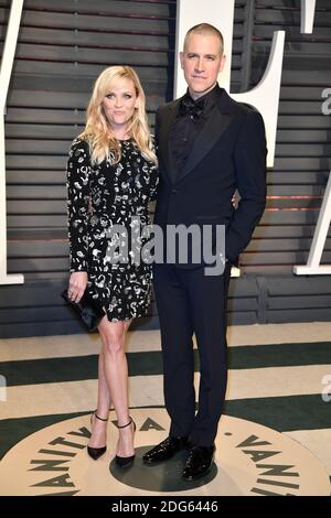 Reese Witherspoon und Jim Toth nehmen an der Vanity Fair Oscar Party 2017 Teil, die am 26. Februar 2017 die 89. Jährlichen Academy Awards im Wallis Annenberg Center for the Performing Arts in Los Angeles, CA, USA, feiert. Foto von David Niviere/ABACAPRESS.COM Stockfoto