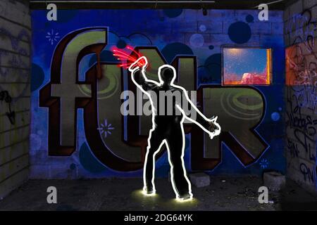 Cool Light Painted Bild von man Tagging mit Spray Paint Stockfoto