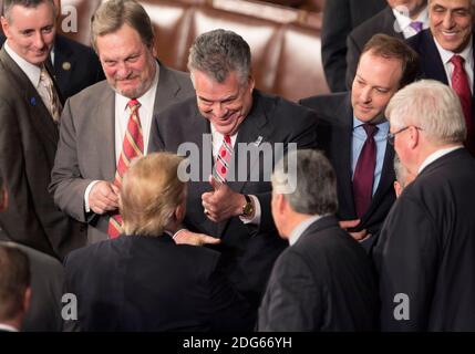 US-Präsident Donald J. Trump erhält vom US-Vertreter Peter King (R-NY) einen "Daumen nach oben", nachdem er am 28. Februar 2017 in Washington, DC, USA, eine gemeinsame Kongresssitzung auf dem Capitol Hill ansprach. Foto von Chris Kleponis/CNP/ABACAPRESS.COM Stockfoto