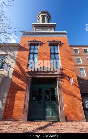 Alexandria, VA, USA 11-28-2020: Erbaut im Jahr 1774 Friendship Firehouse ist die älteste Feuergesellschaft in der Region. Dieses hohe historische Backsteingebäude ist jetzt ser Stockfoto