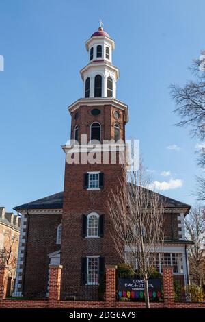 Alexandria, VA, USA 11-29-2020: Nahaufnahme der historischen Christ Church. Dieses Backsteingebäude mit einem Turm wurde 1773 als Hauptgebäude gebaut Stockfoto