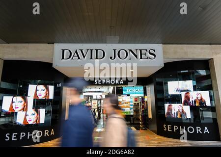Melbourne, Australien, 21. Juni 2020. Ein Blick auf den Haupteingang des David Jones Kaufhauses in der Bourke Street, da die Beschränkungen in Victoria während der COVID 19 am 21. Juni 2020 in Melbourne, Australien, verschärft werden. Einer der größten Versicherer Australiens wird die Lieferanten der schwer zu versorgenden Einzelhändler Myer und David Jones nicht mehr abdecken, nachdem er den traditionellen Warenhausmarkt für zu riskant für eine Versicherung hält. In einem Brief von QBE Insurance an Lieferanten sagte der 13.5-Milliarden-Dollar-Versicherer, dass er Myer oder David Jones keine Handelskreditversicherung mehr anbieten würde, da die beiden Einzelhändler Bedenken hatten Stockfoto