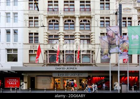 Melbourne, Australien, 21. Juni 2020. Ein Blick auf den Haupteingang des David Jones Kaufhauses in der Bourke Street, da die Beschränkungen in Victoria während der COVID 19 am 21. Juni 2020 in Melbourne, Australien, verschärft werden. Einer der größten Versicherer Australiens wird die Lieferanten der schwer zu versorgenden Einzelhändler Myer und David Jones nicht mehr abdecken, nachdem er den traditionellen Warenhausmarkt für zu riskant für eine Versicherung hält. In einem Brief von QBE Insurance an Lieferanten sagte der 13.5-Milliarden-Dollar-Versicherer, dass er Myer oder David Jones keine Handelskreditversicherung mehr anbieten würde, da die beiden Einzelhändler Bedenken hatten Stockfoto