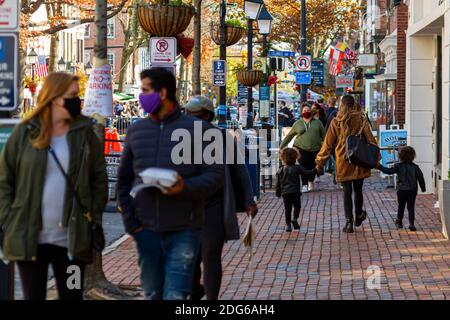 Alexandria, VA, USA 11-28-2020: Blick auf die Straße in der Altstadt des historischen Alexandria während der COVID-19 Pandemie. Leute, die auf und ab gehen, tragen f Stockfoto