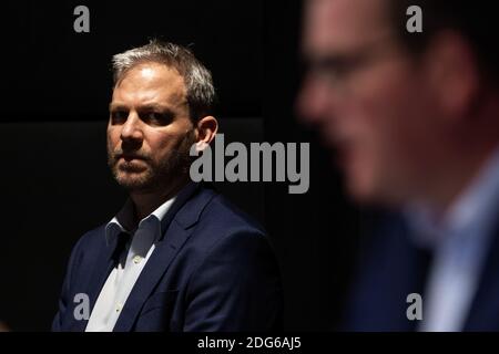 Melbourne, Australien, 2. August 2020. Victoria's Chief Health Officer beobachtet, wie der viktorianische Premier Daniel Andrews bei einer Pressekonferenz in Melbourne, Australien, mit den Medien spricht. Der viktorianische Premier Daniel Andrews hat eine „Katastrophe“ angekündigt und die Beschränkungen für Victoria erhöht. Der Premier gab bekannt, dass 671 neue Fälle von COVID entdeckt wurden, 73 im Zusammenhang mit Ausbrüchen, 598 in Untersuchung und sieben Menschen über Nacht starben. Die Beschränkungen der Stufe 3 werden in der Region Victoria wieder eingeführt, während sich Metropolitan Melbourne nun in der Stufe 4 befindet. Eine 20:00 bis 5:00 Uhr Sperrstunde wird einführen Stockfoto