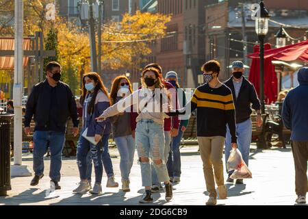 Alexandria, VA, USA 11-28-2020: Eine Gruppe von Teenagern, Familie und Freunden genießt das sonnige Wetter im Waterfront-Viertel des historischen Alexandria. Stockfoto