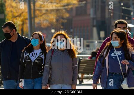 Alexandria, VA, USA 11-28-2020: Eine Gruppe von Teenagern, Familie und Freunden genießt das sonnige Wetter im Waterfront-Viertel des historischen Alexandria. Stockfoto