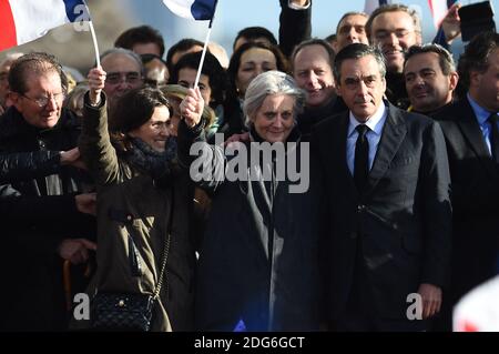 Francois Fillon mit seiner Frau Penelope Fillon und seiner Tochter Marie Fillon (L), die am 5. März auf der trocadero plaza, gegenüber dem Eiffelturm in Paris, Frankreich, nach seinen Entmutistungen während einer Wahlkampfveranstaltung zur Unterstützung seiner französischen Präsidentschaftswahlkandidatur für die rechte Partei Les Republicains (LR) Francois Fillon gesehen wurde, 2017. Der ehemalige Premierminister hofft, seine Wahlhoffnungen mit einer Kundgebung in Paris am Leben zu erhalten, aber er kämpft nach einer Woche, in der Mitglieder seines Teams ihn verlassen haben, um die Initiative wiederzuerlangen. Ihre Abreisen folgten Fillons Enthüllung, dass er wegen Forderungen Anklage erheben würde Stockfoto