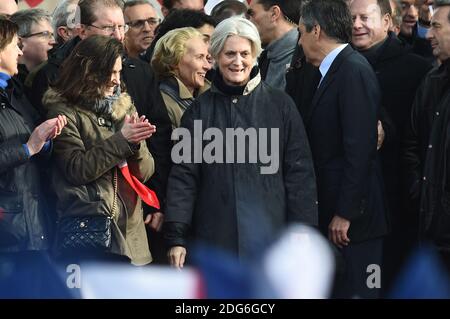 Francois Fillon mit seiner Frau Penelope Fillon und seiner Tochter Marie Fillon (L), die am 5. März auf der trocadero plaza, gegenüber dem Eiffelturm in Paris, Frankreich, nach seinen Entmutistungen während einer Wahlkampfveranstaltung zur Unterstützung seiner französischen Präsidentschaftswahlkandidatur für die rechte Partei Les Republicains (LR) Francois Fillon gesehen wurde, 2017. Der ehemalige Premierminister hofft, seine Wahlhoffnungen mit einer Kundgebung in Paris am Leben zu erhalten, aber er kämpft nach einer Woche, in der Mitglieder seines Teams ihn verlassen haben, um die Initiative wiederzuerlangen. Ihre Abreisen folgten Fillons Enthüllung, dass er wegen Forderungen Anklage erheben würde Stockfoto