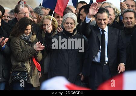 Francois Fillon mit seiner Frau Penelope Fillon und seiner Tochter Marie Fillon (L), die am 5. März auf der trocadero plaza, gegenüber dem Eiffelturm in Paris, Frankreich, nach seinen Entmutistungen während einer Wahlkampfveranstaltung zur Unterstützung seiner französischen Präsidentschaftswahlkandidatur für die rechte Partei Les Republicains (LR) Francois Fillon gesehen wurde, 2017. Der ehemalige Premierminister hofft, seine Wahlhoffnungen mit einer Kundgebung in Paris am Leben zu erhalten, aber er kämpft nach einer Woche, in der Mitglieder seines Teams ihn verlassen haben, um die Initiative wiederzuerlangen. Ihre Abreisen folgten Fillons Enthüllung, dass er wegen Forderungen Anklage erheben würde Stockfoto