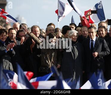 Präsidentschaftswahlkandidat der rechtsgerichteten Partei Les Republicains (LR) Francois Fillon und Frau Penelope Fillon und Tochter Marie Fillon (L) Geste während einer Kundgebung am Place du Trocadero in Paris, Frankreich, am 5. März 2017. Der umkämpfte französische Konservative Francois Fillon sagte den Unterstützern, den Kampf niemals aufzugeben, während er inmitten eines Spesenskandals im Rennen um die Präsidentschaftswahlen bleiben will. Fillon, der wegen Behauptungen angeklagt werden soll, dass er seiner Frau und seinen Kindern hochbezahlte gefälschte parlamentarische Jobs gab, sagte der regen Menge, dass er von allen im Wahlkampf angegriffen worden sei. Foto Stockfoto