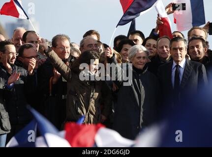 Präsidentschaftswahlkandidat der rechtsgerichteten Partei Les Republicains (LR) Francois Fillon und Frau Penelope Fillon und Tochter Marie Fillon (L) Geste während einer Kundgebung am Place du Trocadero in Paris, Frankreich, am 5. März 2017. Der umkämpfte französische Konservative Francois Fillon sagte den Unterstützern, den Kampf niemals aufzugeben, während er inmitten eines Spesenskandals im Rennen um die Präsidentschaftswahlen bleiben will. Fillon, der wegen Behauptungen angeklagt werden soll, dass er seiner Frau und seinen Kindern hochbezahlte gefälschte parlamentarische Jobs gab, sagte der regen Menge, dass er von allen im Wahlkampf angegriffen worden sei. Foto Stockfoto