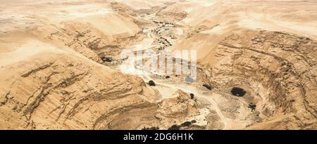 Canyon, trockener Fluss, Blick von oben. Luftaufnahme Canyon, trockener Fluss von oben. Luftaufnahme Stockfoto