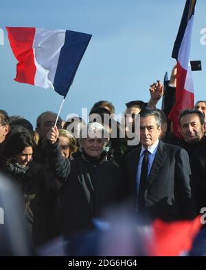 Präsidentschaftswahlkandidat der rechtsgerichteten Partei Les Republicains (LR) Francois Fillon und Frau Penelope Fillon und Tochter Marie Fillon (L) Geste während einer Kundgebung am Place du Trocadero in Paris, Frankreich, am 5. März 2017. Der umkämpfte französische Konservative Francois Fillon sagte den Unterstützern, den Kampf niemals aufzugeben, während er inmitten eines Spesenskandals im Rennen um die Präsidentschaftswahlen bleiben will. Fillon, der wegen Behauptungen angeklagt werden soll, dass er seiner Frau und seinen Kindern hochbezahlte gefälschte parlamentarische Jobs gab, sagte der regen Menge, dass er von allen im Wahlkampf angegriffen worden sei. Foto Stockfoto